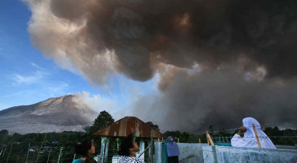 El volcán Sinabung expulsó una columna de ceniza de cuatro ... - La Voz del Interior