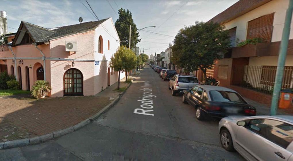 Tiraron el cuerpo de una joven desde un auto — Villa Devoto Tiraron el cuerpo de una joven desde un auto — Villa Devoto