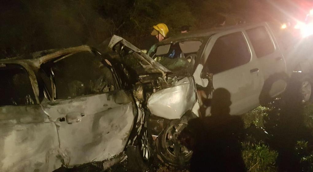 Tres muertos en un choque entre un auto y una camioneta