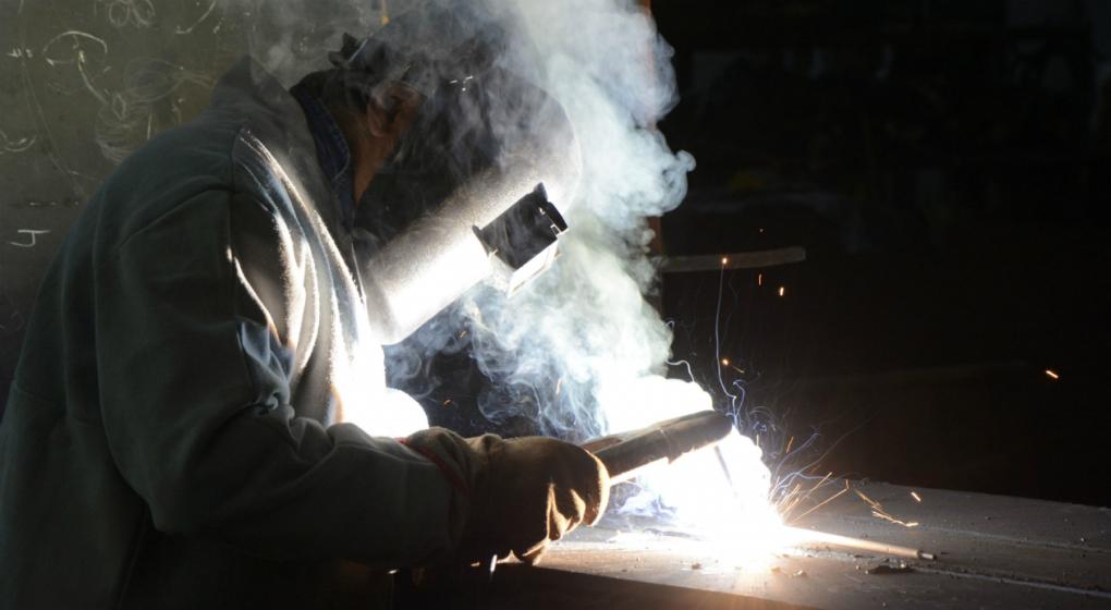 La industria desaceleró su caída, pero bajó 2,4% en el primer trimestre