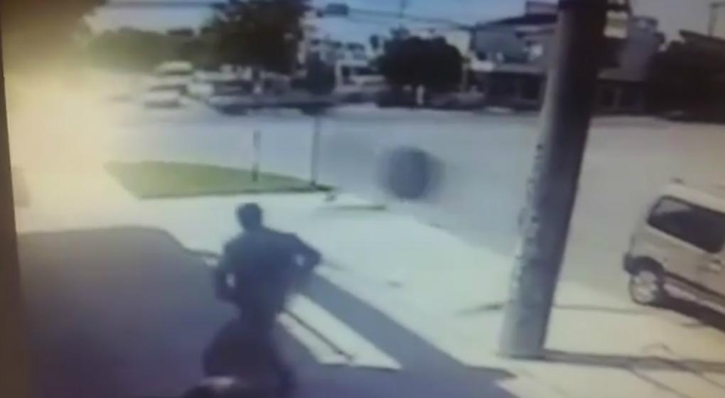 Video: un neumático suelto casi golpea a un hombre en San ... - La Voz del Interior