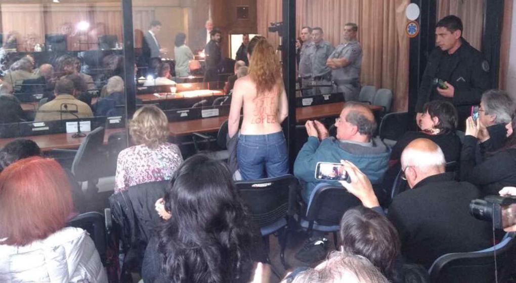 Escándalo en juicio oral a Etchecolatz: una mujer se desnudó en la ...
