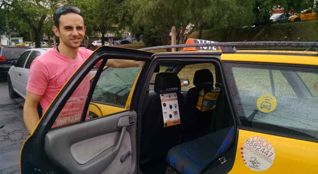 Libros Y El Diario Para Leer En El Taxi Noticias Al Instante Desde