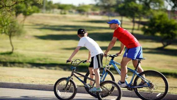 AIRE LIBRE. Correr, andar en bici y caminar con los abuelos, aporta beneficios físicos y emocionales . (Foto Edisur)