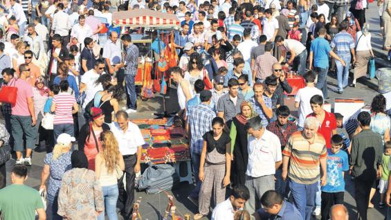 Paso a paso. Durante un día laboral, es toda una experiencia andar por las calles mientras se mezcla el bullicio de los mercados con los llamados al rezo de los almuecines (123RF). Paso a paso. Durante un día laboral, es toda una experiencia andar por las calles mientras se mezcla el bullicio de los mercados con los llamados al rezo de los almuecines (123RF).