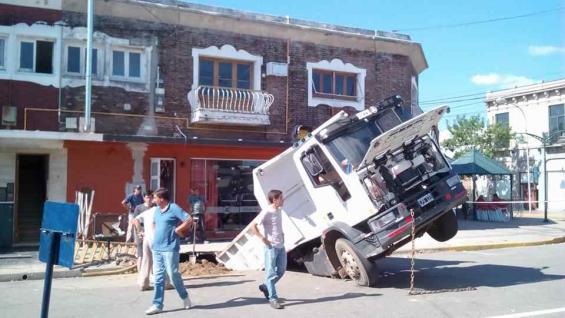 LABOULAYE. Así quedó el camión (foto: Carlos Ivan Gonzalez/Facebook).