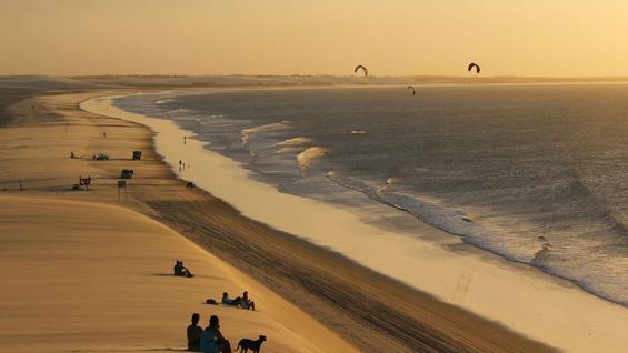 Atardecer. Puesta del sol desde las dunas de arena. (Isabel Poulin / 123RF)