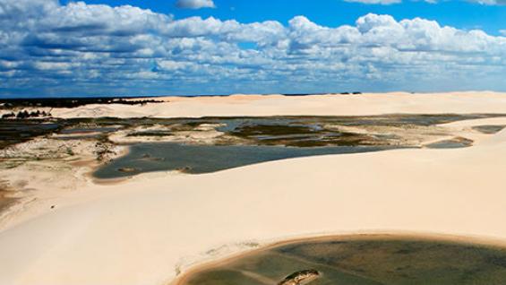 Como un oasis. Entre las enormes dunas se forman lagunas de aguas cristalinas. (ostill / 123RF)