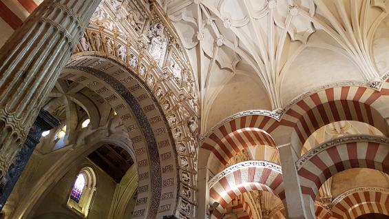 Tres cielos. El arte morisco, el gótico y el barroco español se funden en el punto donde la mezquita comienza a convertirse en iglesia. Una columna egipcia los sostiene. (Foto: Gastón Ribba).