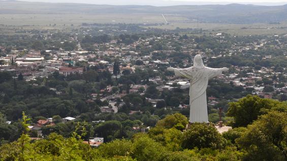En la cima. Para llegar hasta el Cristo Redentor, existe un sendero de baja complejidad que emula al Vía Crucis. (Foto: Daniel Jaworski).