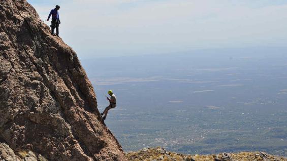 Turismo aventura. Los turistas son protagonistas de distintas actividades como escalada, rappel, tirolesa, etc. en un marco natural impresionante. (Foto: Fernando Leguizamón).