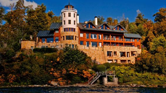 ¡De lujo! El hotel Don El Faro está emplazado frente al Lago Nahuel Huapi, en Villa La Angostura. Las vistas panorámicas son fabulosas. ¡De lujo! El hotel Don El Faro está emplazado frente al Lago Nahuel Huapi, en Villa La Angostura. Las vistas panorámicas son fabulosas.