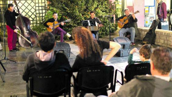 Espectáculos en vivo en la plaza del Paseo de las Artes.