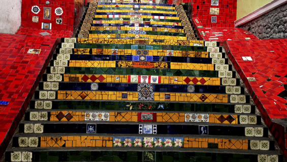 Escalera de Selarón. La obra del artista chileno fue hecha con cerámicas de distintas formas y colores, traídas de todas partes del mundo. 