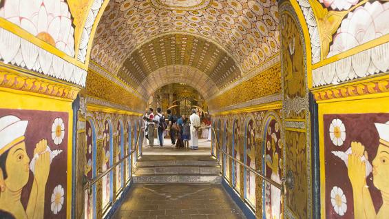 Kandy, ingreso al templo del diente de Buda. Se debe entrar descalzo, como en todos los sitios sagrados para el budismo. (Foto: Mario Cherrutti).