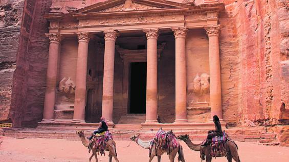 El Tesoro. Se trata del principal monumento construido en Petra. Sus paredes rosadas contienen interesantes detalles arquitectónicos. (Fotografías de Elizabeth Zanni) El Tesoro. Se trata del principal monumento construido en Petra. Sus paredes rosadas contienen interesantes detalles arquitectónicos. (Fotografías de Elizabeth Zanni)
