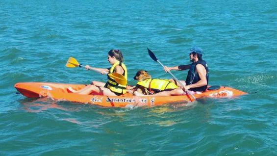 Ngürú, Sebastián y Julieta practicando kayak en Mendoza. (Rodar Tierra).