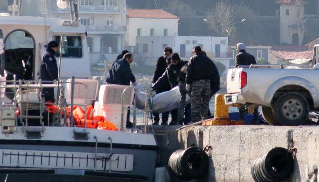 BUQUE GUARDACOSTAS. Al llegar con los cadáveres de inmigrantes al puerto de Vathi, en la isla griega de Samos, este jueves (AP/Michael Svarnias).