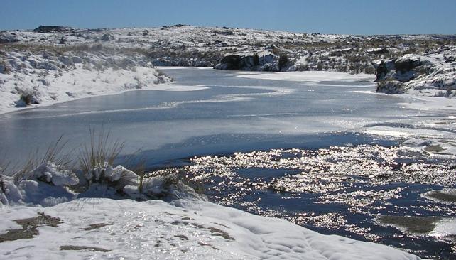 Cuidados. Debido a la nieve acumulada, al circular, siempre se deben tener en cuenta precauciones de manejo. (Parque Nacional Quebrada del Condorito) 