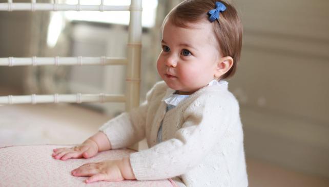 UN AÑITO. La hija del futuro rey de Inglaterra, mostrada en sociedad (AP).