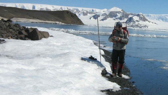 Jorge Strelin estudia la evolución de los glaciares antárticos.