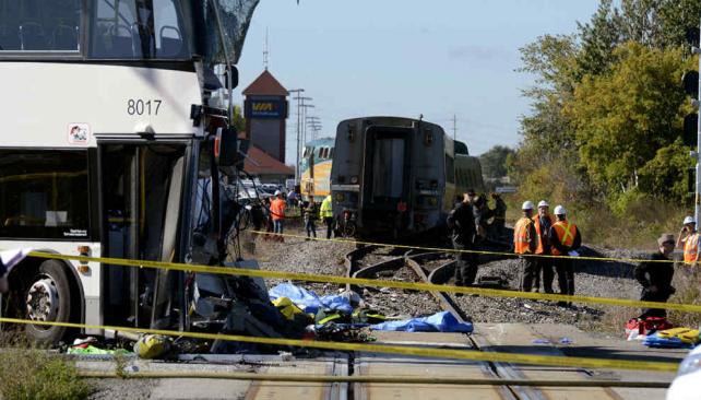 PERSONAL DE EMERGENCIA. Al momento de mirar por encima de la escena del accidente (AP/ The Canadian Press, Adrian Wyld).