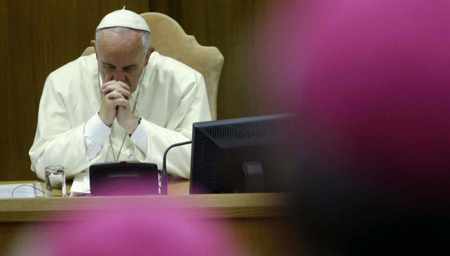El texto que preparan los obispos convocados por el Papa sostiene que los “gays deben ser respetados” (AP).