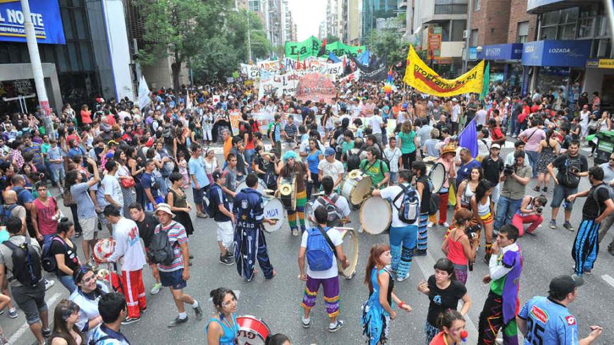 MARCHA DE LA GORRA. Una multitud se movilizó en contra del Código de Faltas (La Voz / Sergio Cejas).