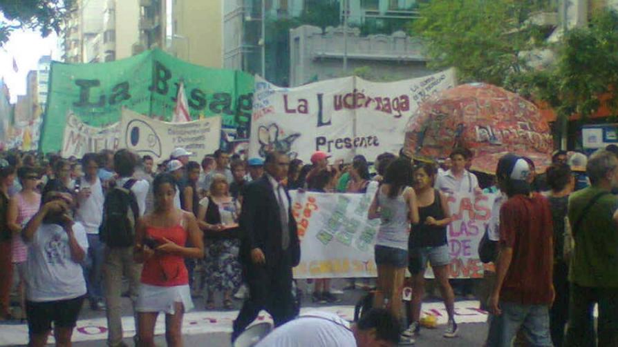 MARCHA DE LA GORRA. Una multitud se movilizó en contra del Código de Faltas (Gentileza Alejo Carta).