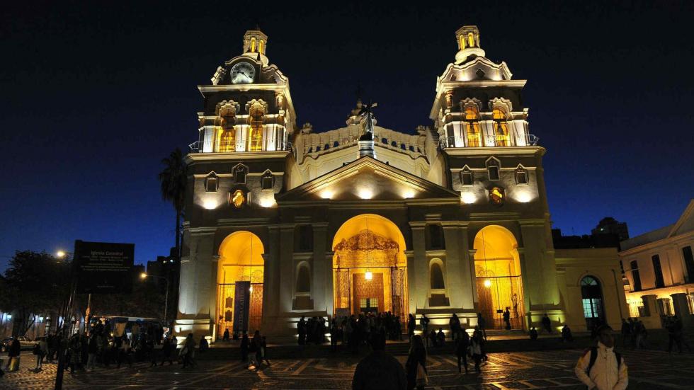 En la Catedral católica y el Cabildo Histórico, al lado, comienza el recorrido (Sergio Cejas/LaVoz)