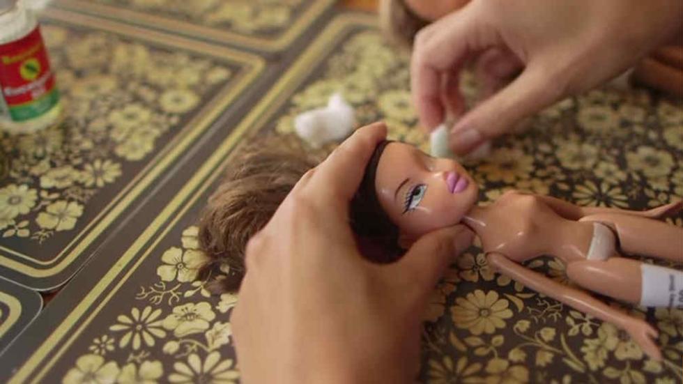 CAMBIO TOTAL. Sonia hace que el aspecto de las muñecas se vuelva más natural y menos fashionista (Captura de video).